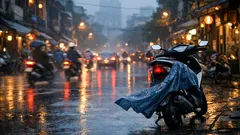 Vì sao áo mưa poncho dễ nguy hiểm khi đi xe máy trời mưa và cách chọn loại an toàn